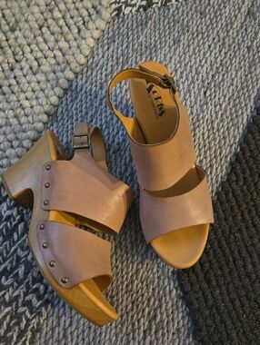 KORKS LEATHER WOOD SANDALS. SZ 11